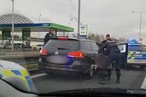 Pražští policisté v rámci mezinárodní spolupráce ve čtvrtek zadrželi na Jižní spojce zloděje luxusního vozu.