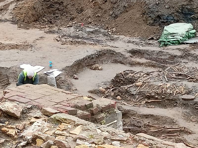 Archeologické a antropologické zkoumání na bývalém hřbitově v Karlíně.