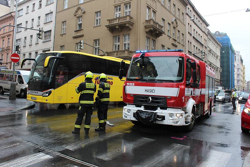 Dopravní nehoda v Legerově ulici v Praze.