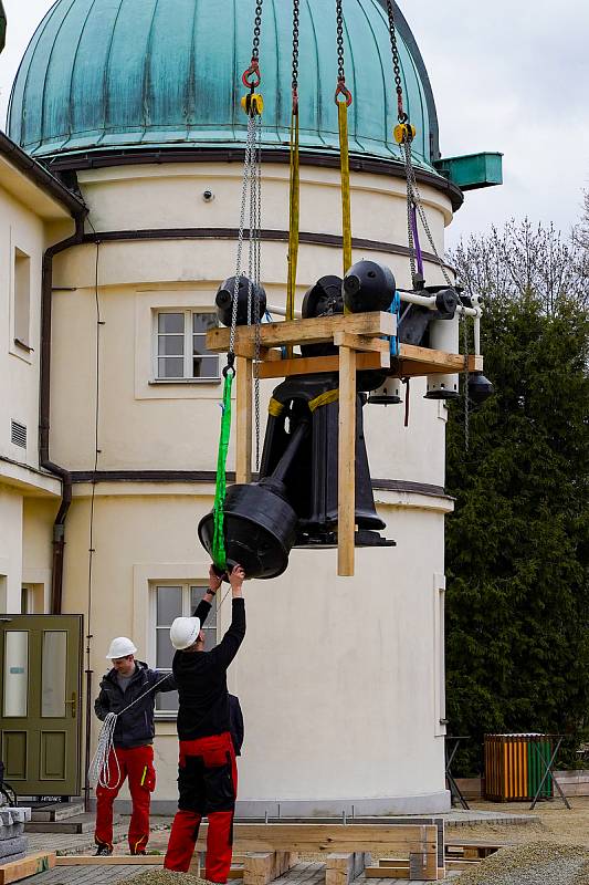 Z demontáže největšího dalekohledu Štefánikovy hvězdárny na pražském Petříně kvůli renovaci přístroje v německé Jeně.