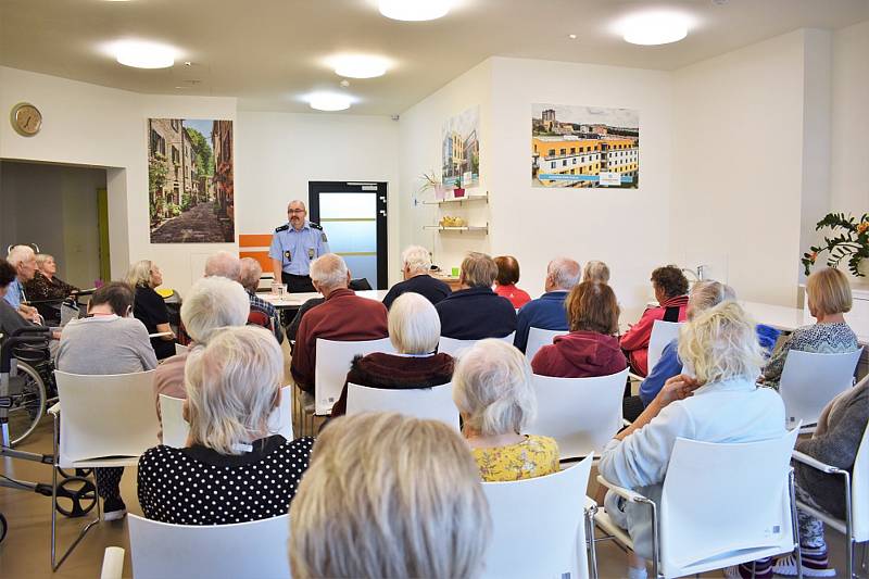 Beseda s policií v Alzheimer Home Zátiší.