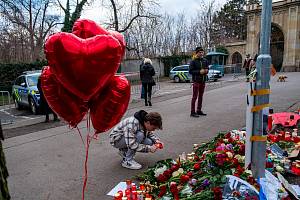 Pietní místo na památku zemřelého ruského opozičního vůdce Alexeje Navalného na náměstí Borise Němcova v Praze.