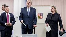 Prezident Miloš Zeman se svou ženou Ivanou volili 12. ledna na pražských Lužinách v prvním kole prezidentských voleb.