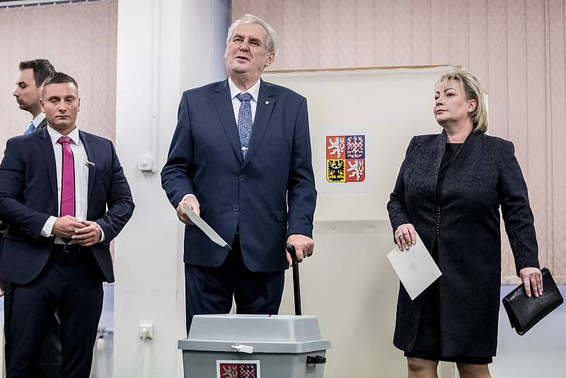 Prezident Miloš Zeman se svou ženou Ivanou volili 12. ledna na pražských Lužinách v prvním kole prezidentských voleb.