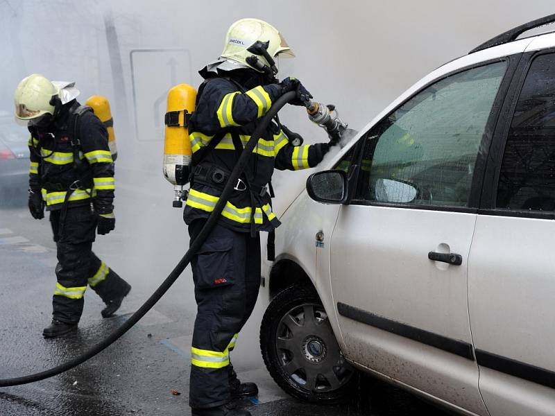 Požár osobního vozu. Mezi bytovými domy v Italské ulici na Vinohradech shořelo osobní auto.