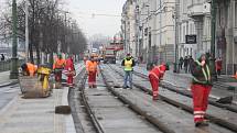 Rašínovo nábřeží - začala oprava tramvajové trati, automobilová doprava je svedena na náplavku ve směru na Podolí.