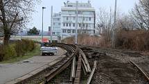 Rekonstrukce tramvajové trati Na Krejcárku pokračuje odstraňováním tramvajových pásů a pražců.