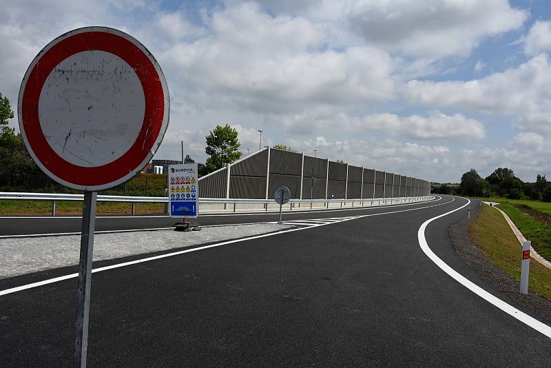 Slavnostně otevřena byla ve čtvrtek druhá etapa obchvatu Jesenice na Praze-západ v délce 1410 m.