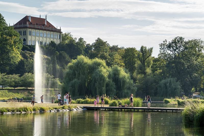 Centrální prostor Královské obory Stromovka v Praze po obnově.