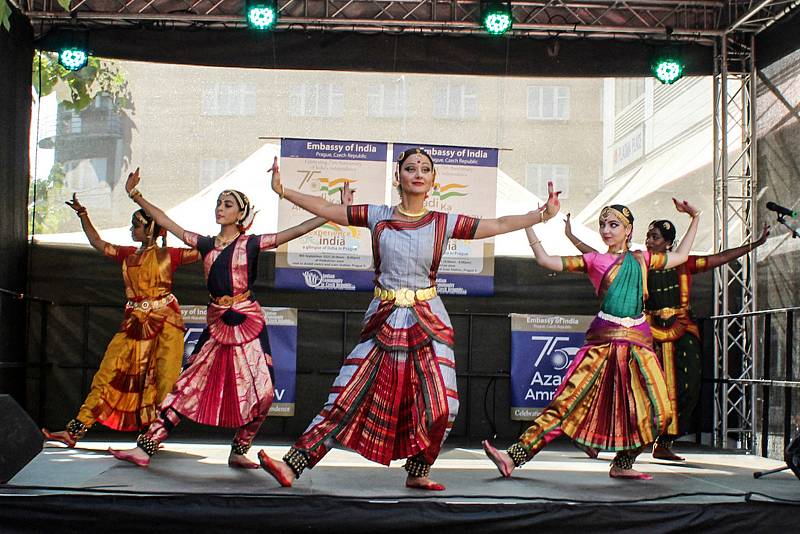 Festival Zažij Indii u stanice metra Anděl.