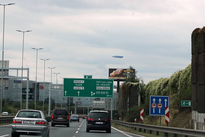 V pátek a v sobotu nad Prahou prolétala Zeppelin NT (New Technology) v rámci kampaně společnosti ZF, má zde závody na výrobu dílů pro automobilový průmysl. Pro nepřízeň počasí však musela vzducholoď improvizovat.