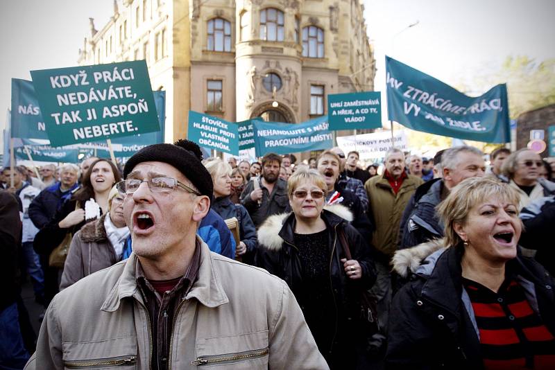 Před úřadem vlády protestovalo téměř 2000 odpůrců útlumu těžby