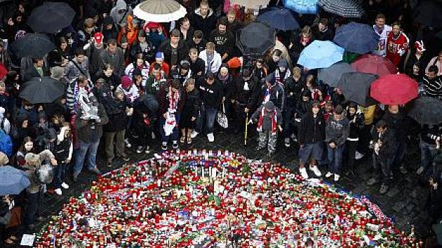 Lidé přicházeli i 8. září na pražské Staroměstské náměstí, aby uctili památku třech hokejových reprezentantů, kteří zahynuli při leteckém neštěstí v Rusku 7. září.