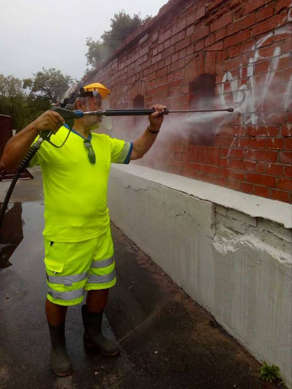 Praha 1 bojuje proti sprejerům, představila antigraffiti vůz.