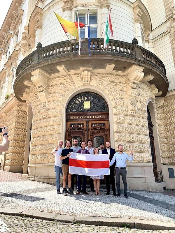 Žižkovští zastupitelé na budovu radnice vyvěsili historickou vlajku Běloruska.