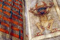 Ďáblova bible - Codex gigas vážící 75 kilogramů a měří 900 krát 505 milimetrů.