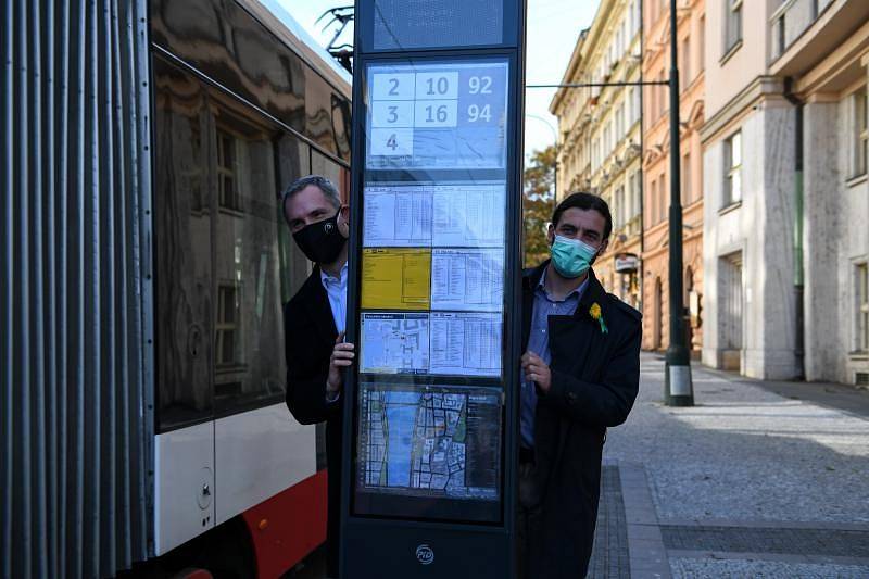 Praha testuje na Palackého náměstí nový zastávkový označník.