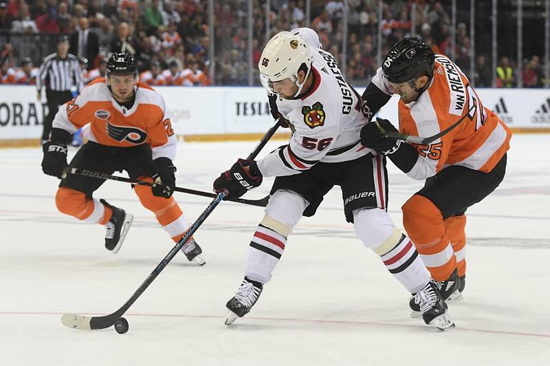 Philadelphia - Chicago - Utkání NHL Global Series: Philadelphia - Chicago, 4. října 2019 v Praze. Zleva Erik Gustafsson z Chicaga a James van Riemsdyk z Philadelphie.