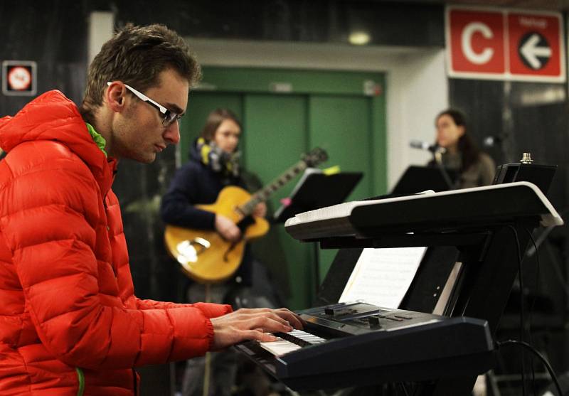 6.ročník akce Nalaďte se v metru. Na snímku kapely Manu na Hlavním nádraží a Prague Rhythm Kings na Muzeu.