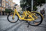 Bikesharing v podobě žlutých kol Ofo začal 16. října na pražském Strossmayerově náměstí.