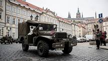 Příznivci historické techniky si v Praze 28. dubna každoroční jízdou amerických historických vojenských vozidel s názvem Convoy of Liberty připomněli konec 2. sv. války.
