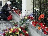 Pieta u belgické ambasády ve Valdštejnské ulici v Praze na památku obětí teroristického útoku v Bruselu.
