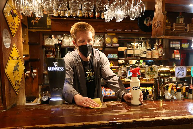 Kvůli šíření nemoci covid-19 musejí provozovatelé restaurací, barů a kaváren kontrolovat doklady o bezinfekčnosti.