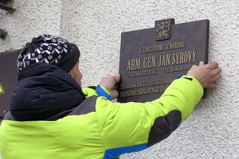 Zhotovitel pamětní desky Josef Svoboda umísťuje desku generála Syrového na jeho rodný dům.