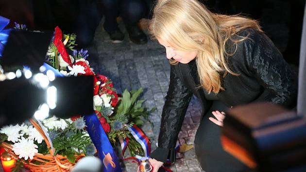 Slovenská prezidentka Zuzana Čaputová položila květiny k památníku událostí 17. listopadu.