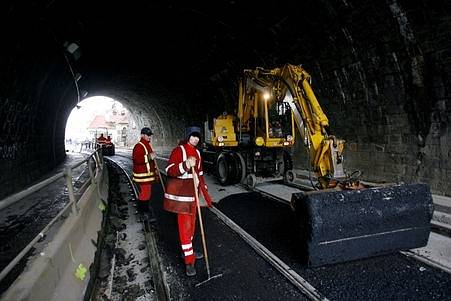 21. listopadu pokračovaly pod Vyšehradským tunelem v Praze silniční práce.