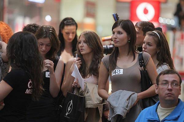 Casting na Českou Miss 2012 v Obchodním centru Arkády Pankrác.  