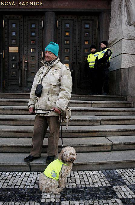 Majitelé psů demonstrovali 26. ledna před pražským magistrátem proti solení chodníků.