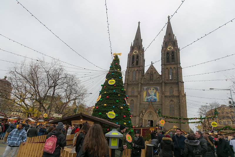 Z Českých vánočních trhů na Náměstí Míru.