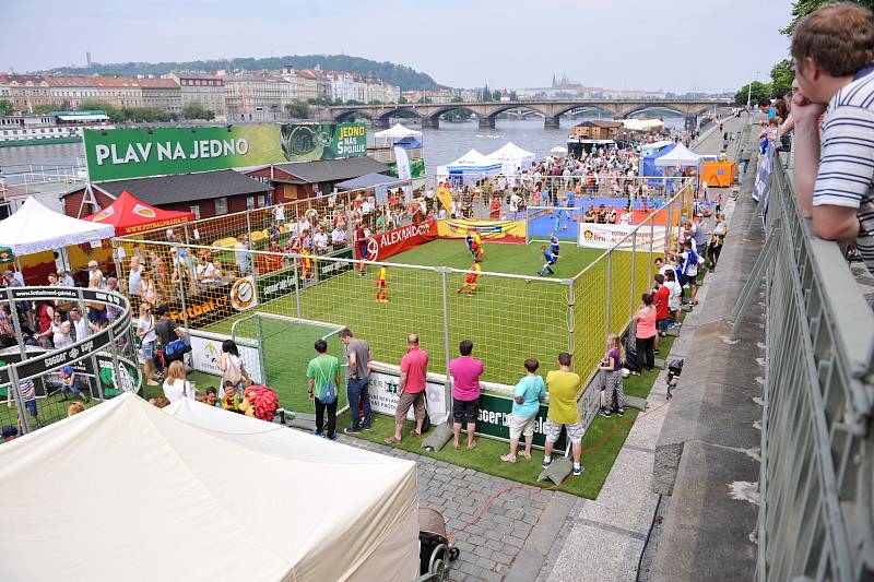 Fotbal bavil na břehu Vltavy.