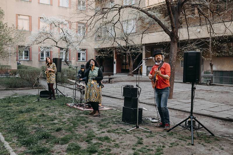 Prahu rozezní koncerty ve vnitroblocích, startuje iniciativa Hrajeme do oken.