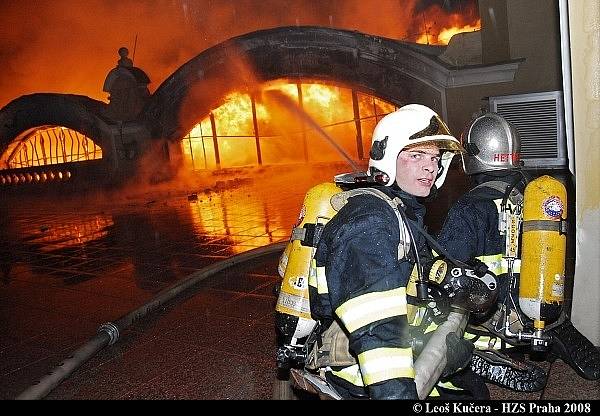 Zásah hasičů u čtvrtečního požáru Průmyslového paláce na Výstavišti, který způsobil miliardovou škodu.