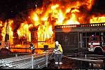 Zásah hasičů u čtvrtečního požáru Průmyslového paláce na Výstavišti, který způsobil miliardovou škodu.