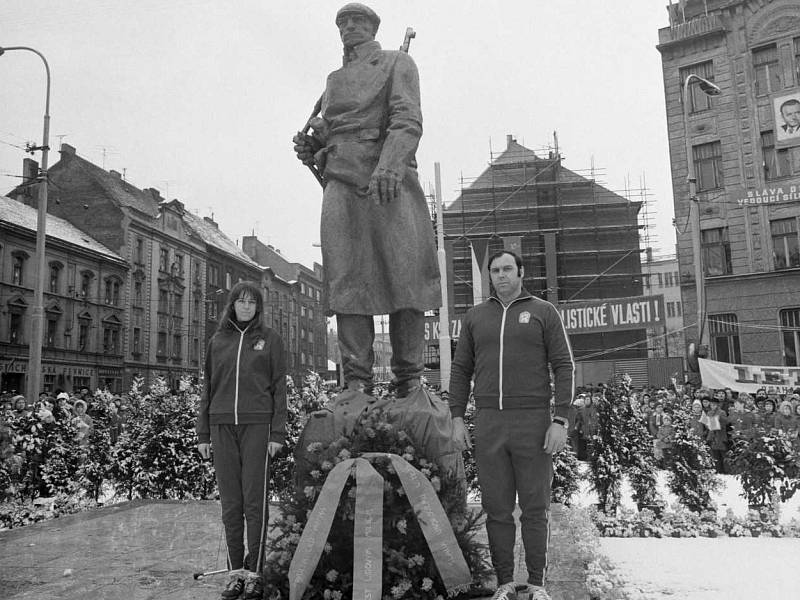 Milicionář – V roce 1973 byl na náměstí Lidových milicí (dnes náměstí OSN) odhalen pomník Milicionáře od sochaře Jana Simoty. U sochy stojí diskař Ludvík Daněk. Socha byla po sametové revoluci odstraněna.