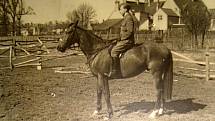 Jiří Pavel na koni, Francie 1940