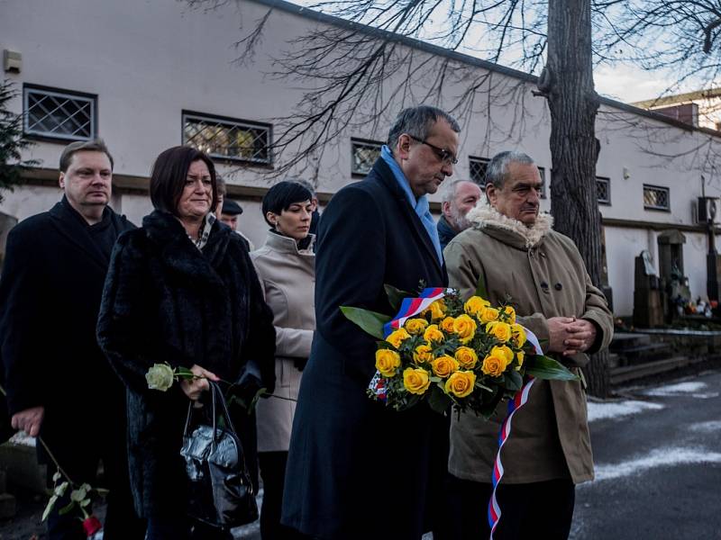 Lidé si v pátek 15. ledna 2016 u hrobu Jana Palacha na Olšanských hřbitovech v Praze připomněli jeho smrt před 47 lety.