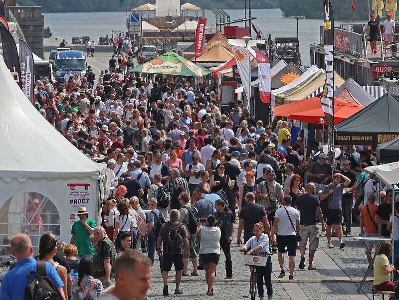 Pivo na Náplavce. Pivní festival malých a středních pivovarů.