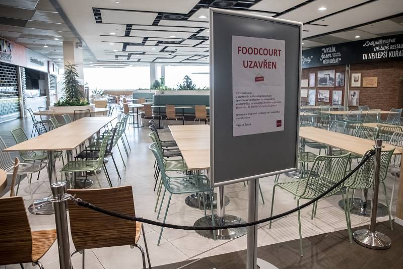 Uzavřený Food Court v obchodním centru Šestka 13. března v Praze.