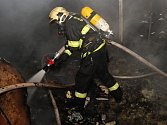 Při požáru plechového skladu v Malešické ulici v Praze 3 uhořeli dva bezdomovci.