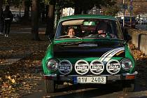 Ze slavnostního startu 10. ročníku mezinárodního automobilového závodu legend Rallye Praha Revival.
