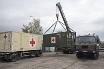 Vojáci nakládali 17. října 2020 ve skladech v Hradci Králové materiál pro polní nemocnici, kterou armáda postaví v hale v pražských Letňanech pro pacienty s nemocí covid-19.