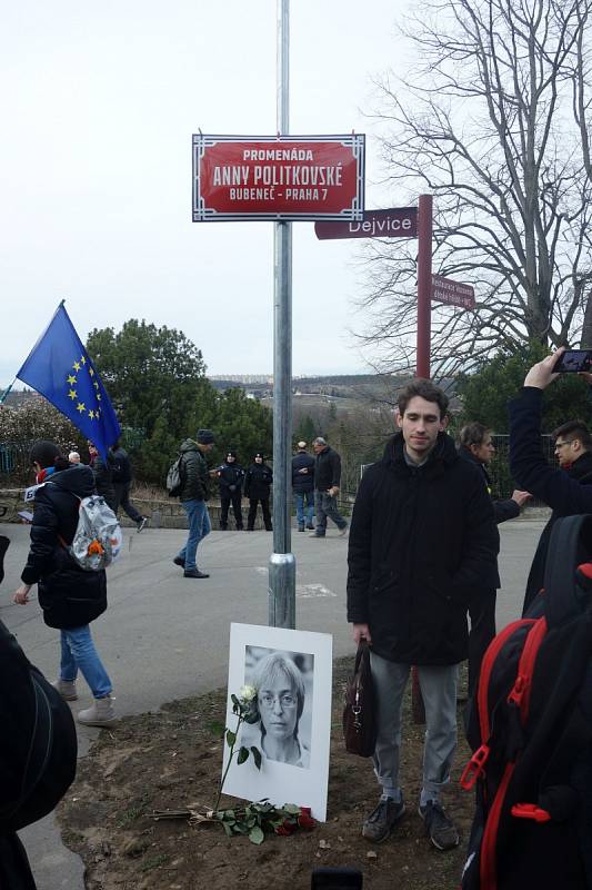 Promenáda Anny Politkovské na okraji Stromovky.