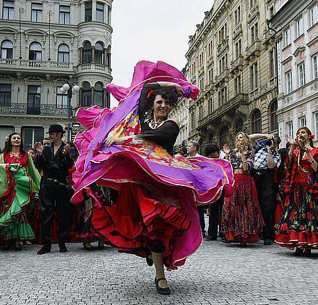 Historickým centrem Prahy prošel 27. května 2010 průvod účinkujících 12. ročníku Světového romského festivalu Khamoro. Cílem festivalu je ukázat bohatství a mnohovrstevnost romské kultury a tradic, které jsou součástí české a evropské a světové kultury.