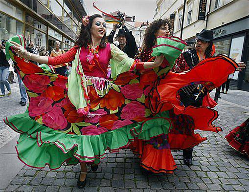 Historickým centrem Prahy prošel 27. května 2010 průvod účinkujících 12. ročníku Světového romského festivalu Khamoro. Cílem festivalu je ukázat bohatství a mnohovrstevnost romské kultury a tradic, které jsou součástí české a evropské a světové kultury.