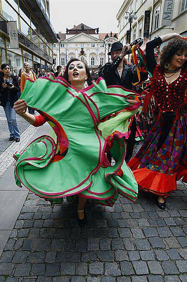 Historickým centrem Prahy prošel 27. května 2010 průvod účinkujících 12. ročníku Světového romského festivalu Khamoro. Cílem festivalu je ukázat bohatství a mnohovrstevnost romské kultury a tradic, které jsou součástí české a evropské a světové kultury.