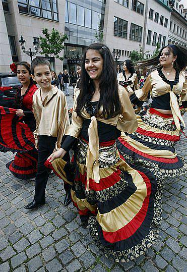 Historickým centrem Prahy prošel 27. května 2010 průvod účinkujících 12. ročníku Světového romského festivalu Khamoro. Cílem festivalu je ukázat bohatství a mnohovrstevnost romské kultury a tradic, které jsou součástí české a evropské a světové kultury.